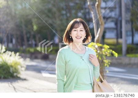 カメラ目線で笑顔の50代前半の女性 138176740