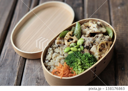 マスタードチキンとたっぷり野菜の500キロカロリー以下のヘルシー弁当 138176863