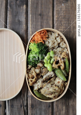 マスタードチキンとたっぷり野菜の500キロカロリー以下のヘルシー弁当 マスタードチキンとたっぷり野菜の500キロカロリー以下のヘルシー弁当 138176866