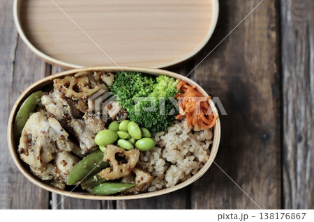 マスタードチキンとたっぷり野菜の500キロカロリー以下のヘルシー弁当 マスタードチキンとたっぷり野菜の500キロカロリー以下のヘルシー弁当 138176867