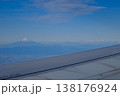 飛行機から見た冠雪した富士山 138176924