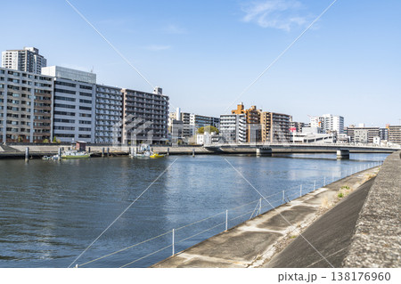 神奈川県を流れる鶴見川の風景 138176960