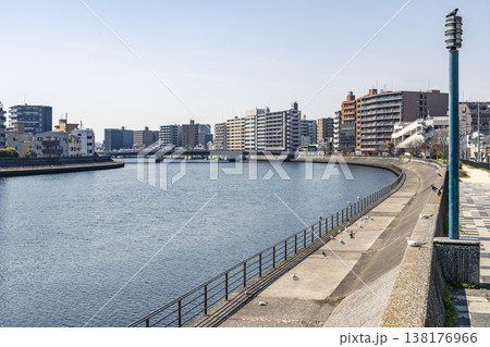 神奈川県を流れる鶴見川の風景 138176966