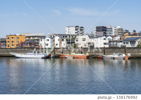 神奈川県を流れる鶴見川の風景 138176992
