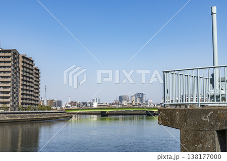 神奈川県を流れる鶴見川の風景 神奈川県を流れる鶴見川の風景 138177000