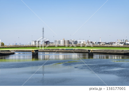 神奈川県を流れる鶴見川の風景 138177001