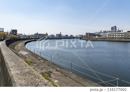 神奈川県を流れる鶴見川の風景 138177002
