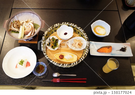 和風旅館の朝食 138177024