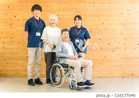 介護施設にいるシニア男女と言語聴覚士・理学療法士の男性（デイサービス,老人ホーム） 138177046