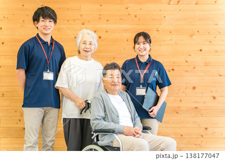 介護施設にいるシニア男女と言語聴覚士・理学療法士の男性（デイサービス,老人ホーム） 138177047