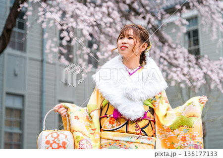 桜の木下で振袖の着物を着る成人式,二十歳の集いを迎える日本人女性 桜の木下で振袖の着物を着る成人式,二十歳の集いを迎える日本人女性 138177133