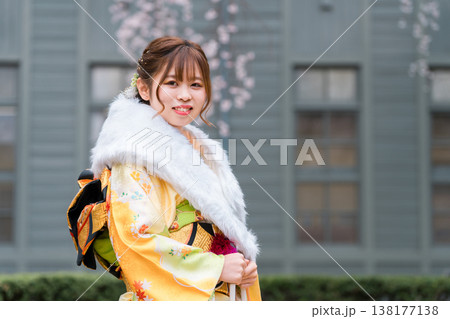 桜の木下で振袖の着物を着る成人式,二十歳の集いを迎える日本人女性 桜の木下で振袖の着物を着る成人式,二十歳の集いを迎える日本人女性 138177138