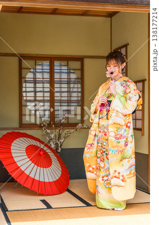 和室で振袖を着る若い日本人女性(二十歳の集い,成人式) 和室で振袖を着る若い日本人女性(二十歳の集い,成人式) 138177214