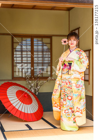 和室で振袖を着る若い日本人女性(二十歳の集い,成人式) 和室で振袖を着る若い日本人女性(二十歳の集い,成人式) 138177215