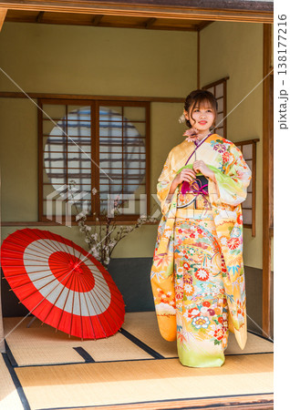 和室で振袖を着る若い日本人女性(二十歳の集い,成人式) 和室で振袖を着る若い日本人女性(二十歳の集い,成人式) 138177216