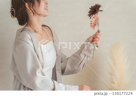 一輪のガーベラの花を持つ女性 一輪のガーベラの花を持つ女性 138177224