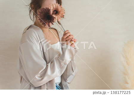 一輪のガーベラの花を持つ女性 一輪のガーベラの花を持つ女性 138177225