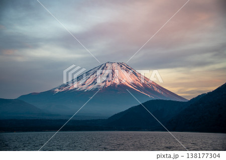 夕焼けに沈む富士と本栖湖 夕焼けに沈む富士と本栖湖 138177304