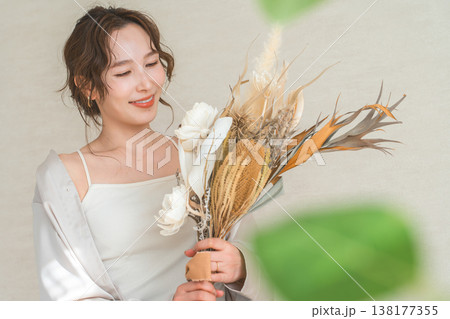 スワッグ,花束を持つおしゃれな女性モデル 138177355
