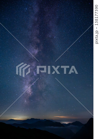 天の川の立つ北アルプス 138177390