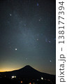 満天の星空と富士山 138177394
