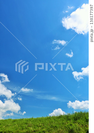 爽やかな青空と草原風景 138177397