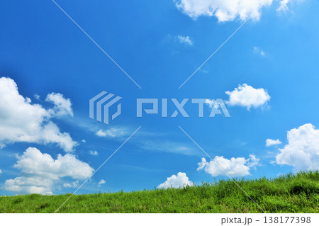 爽やかな青空と草原風景 爽やかな青空と草原風景 138177398