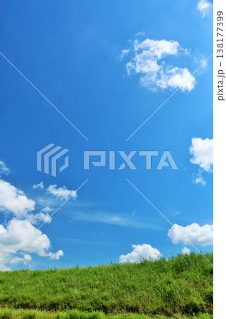 爽やかな青空と草原風景 爽やかな青空と草原風景 138177399