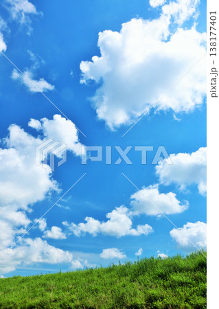 爽やかな青空と草原風景 138177401