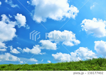 爽やかな青空と草原風景 138177402