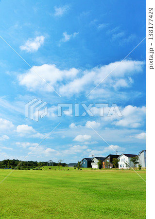 爽やかな青空と街の公園 爽やかな青空と街の公園 138177429