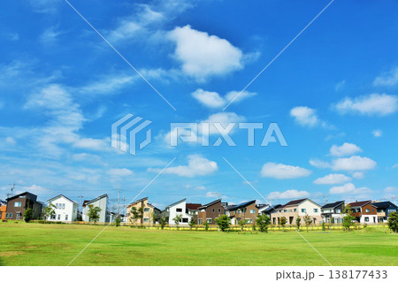 爽やかな青空と街の公園 138177433