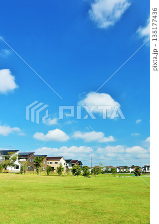 爽やかな青空と街の公園 138177436
