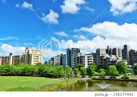 爽やかな青空と街のマンション風景 138177442