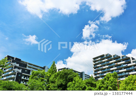 爽やかな青空と街のマンション風景 爽やかな青空と街のマンション風景 138177444