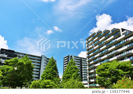 爽やかな青空と街のマンション風景 138177446