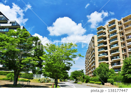 爽やかな青空と街のマンション風景 138177447