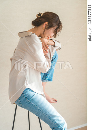 膝を抱えながら俯くおしゃれな女性(モデル,ファッションフォト,美容,ビューティ) 膝を抱えながら俯くおしゃれな女性(モデル,ファッションフォト,美容,ビューティ) 138177511