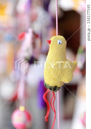 素朴な雰囲気を醸し出す、地方に伝わる 吊るし雛 138177595