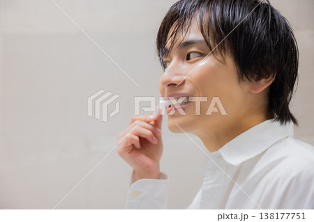 洗面所で歯磨きをする男性 138177751