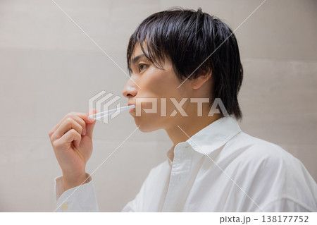洗面所で歯磨きをする男性 138177752