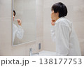 洗面所で歯磨きをする男性 138177753