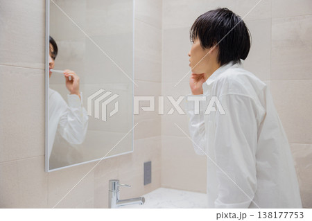 洗面所で歯磨きをする男性 138177753