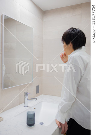 洗面所で歯磨きをする男性 138177754