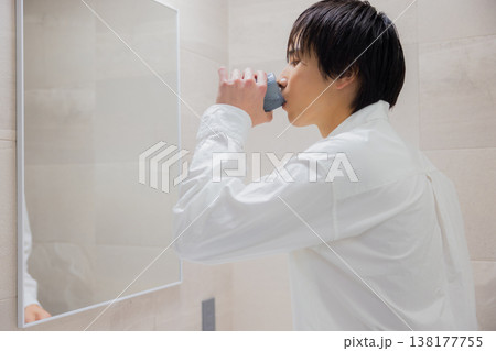 洗面所で歯磨きをする男性 138177755