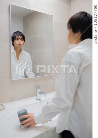 洗面所で歯磨きをする男性 138177760