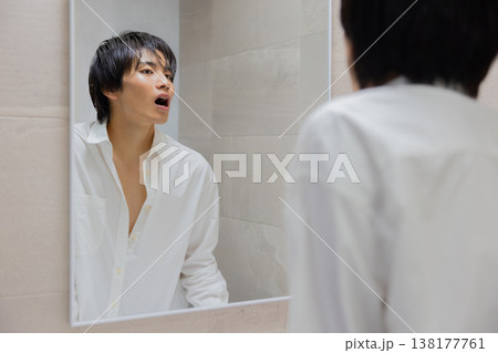 洗面所で歯磨きをする男性 138177761