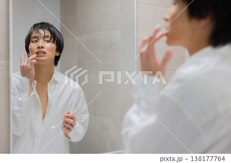洗面所で歯磨きをする男性 洗面所で歯磨きをする男性 138177764