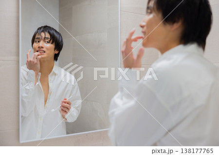 洗面所で歯磨きをする男性 138177765