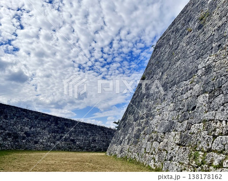 青空と雲を背景に広がる石垣のある歴史的建造物の風景 138178162
